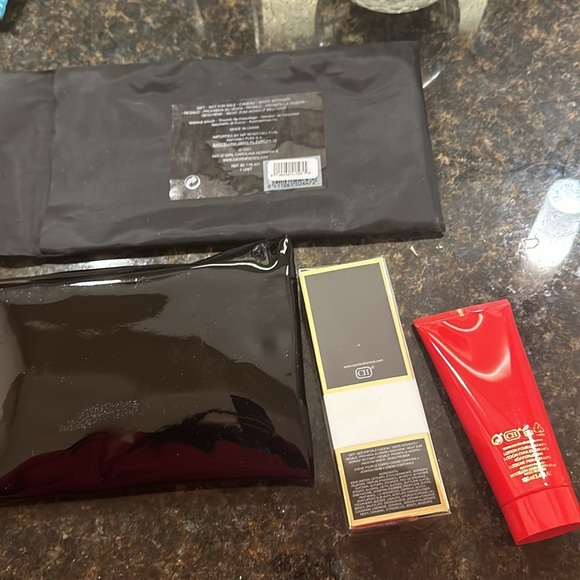 Caroline Herrera Good Girl - 3 PC Set New - Body Cream, Body Lotion and Pouch - Picture 2 of 5